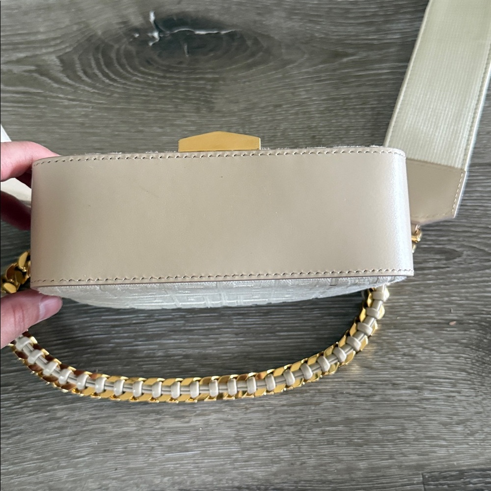 Givenchy Small 4G bag in Natural Beige - Picture 7 of 11